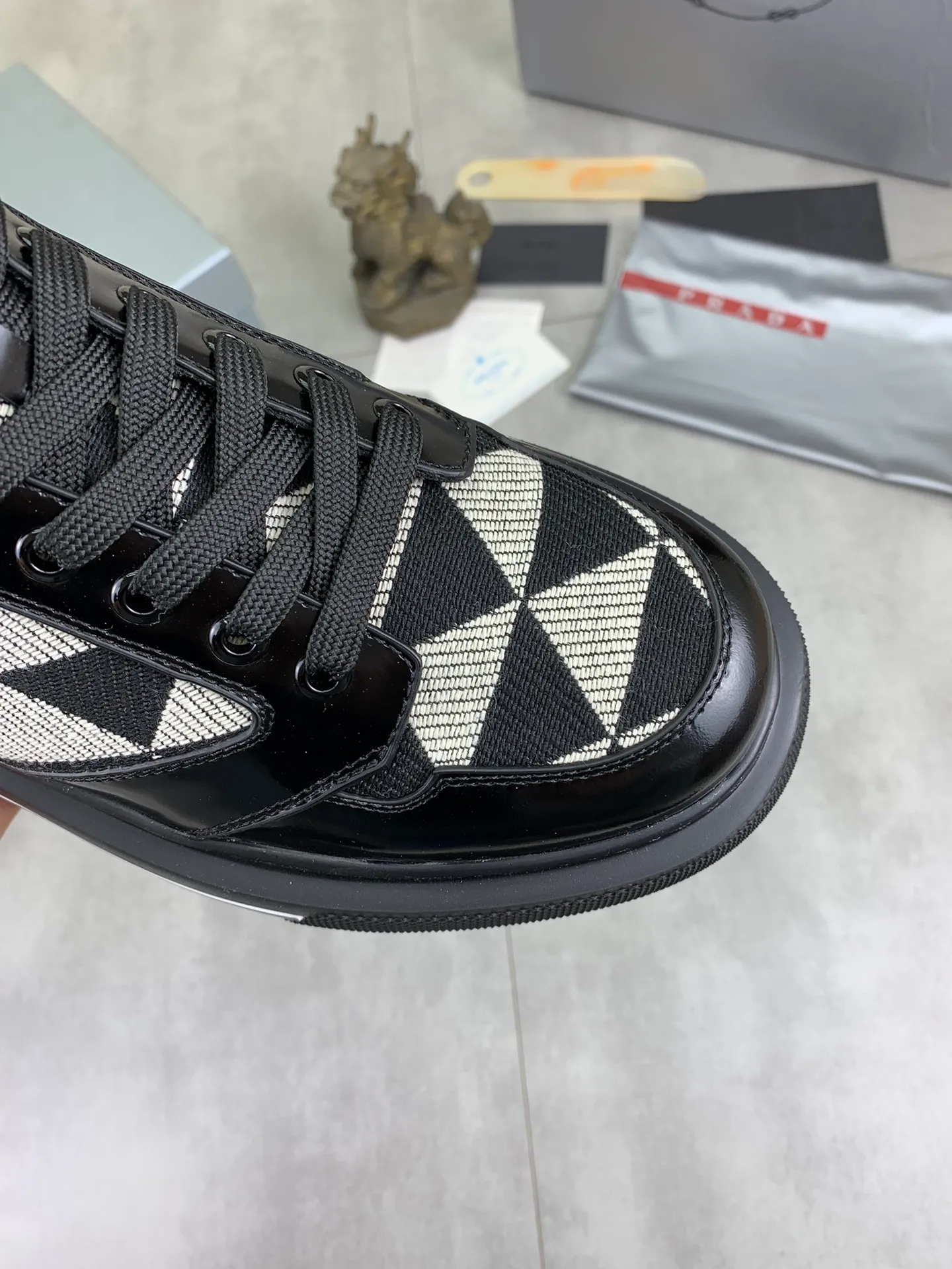 Men's shoes 💰P620 new model (high version) The new PRADA (Prada) high-top counter has launched the classic model at the same time. The new men's shoes and 😘fabrics are selected from the original imported calfskin. First layer of imported cowhide lining. The original version is awesome! 👍🏿Original open-molded non-slip PU outsole, with exquisite lines, simple and elegant, super comfortable and classy on foot, suitable for leisure travel. Code number:38-45